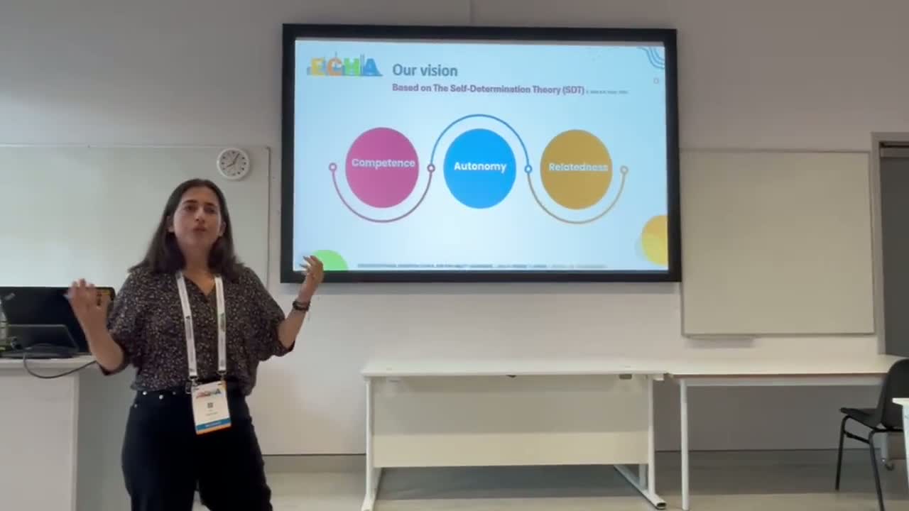 Lihi Engelsman explaining the Limitless approach to teachers