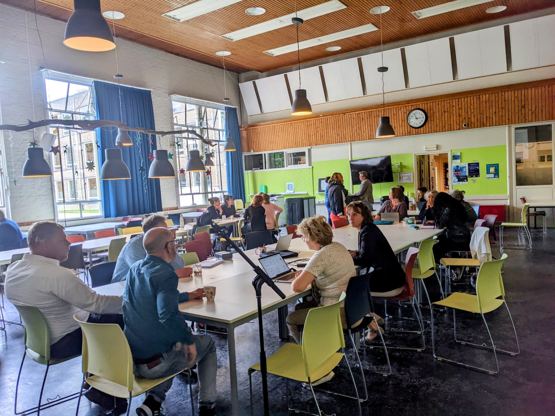 Lihi Engelsman leading a teacher training session in a school classroom